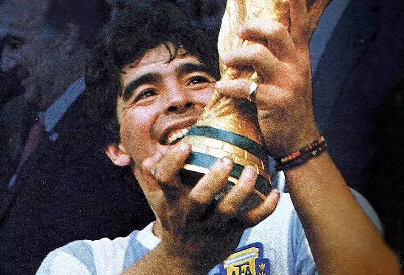 doi ngu y te cua huyen thoai qua co diego maradona ra toa hinh 1