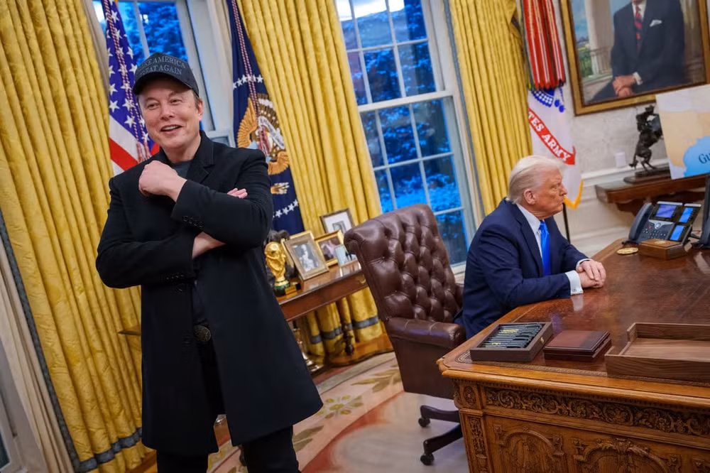 ong trump tuyen bo mua xe tesla de ung ho elon musk giua lan song tay chay hinh 1
