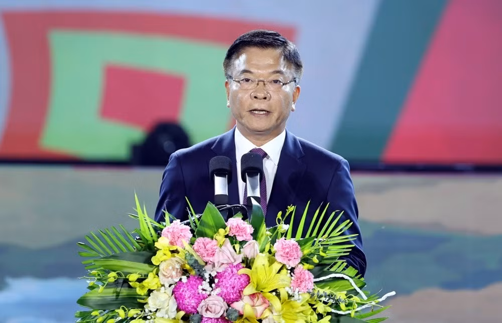 hang ngan du khach tham du le hoi hoa ban 2025 hinh 1