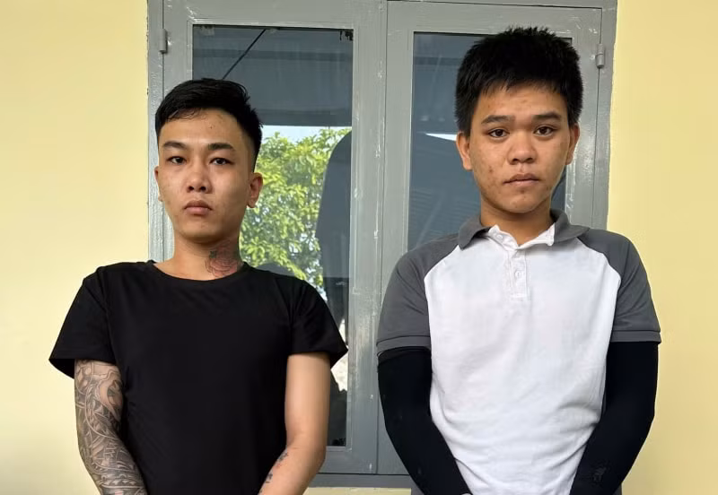 tam giu 2 doi tuong mang bom xang den phong tro phong hoa hinh 1