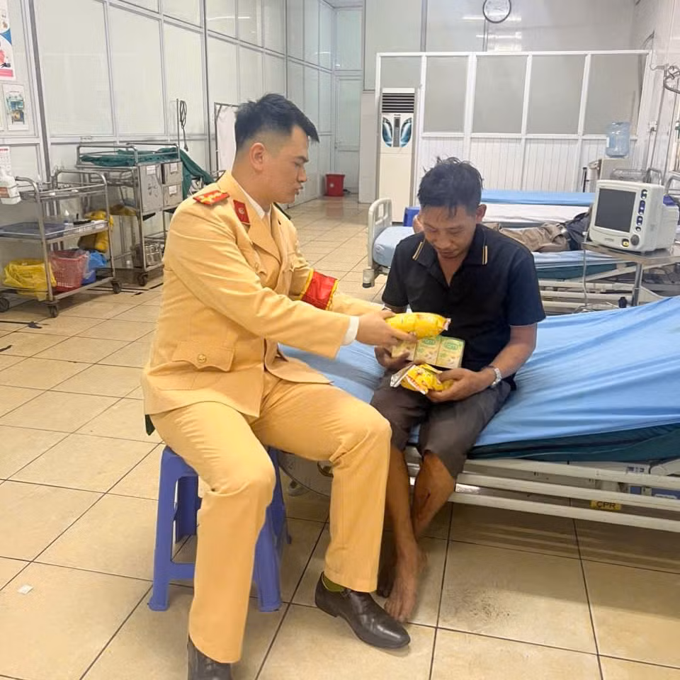 ha noi canh sat giao thong kip thoi so cuu va dua nguoi dan gap nan den benh vien hinh 1