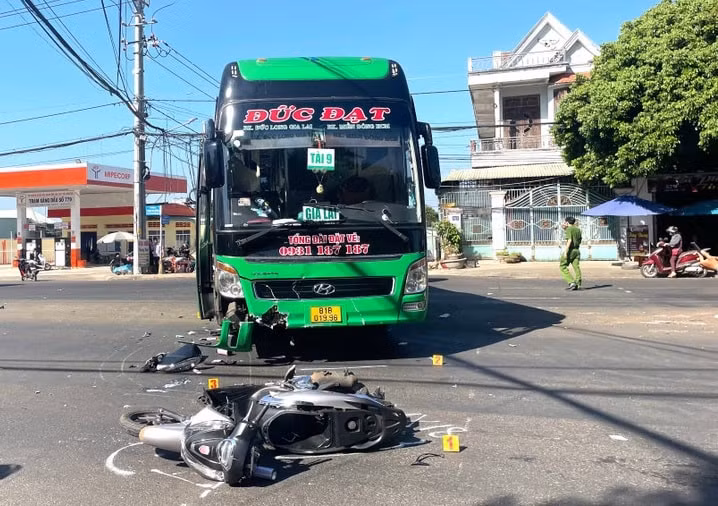 gia lai xe khach duc dat tong nguoi phu nu di xe may tu vong hinh 1
