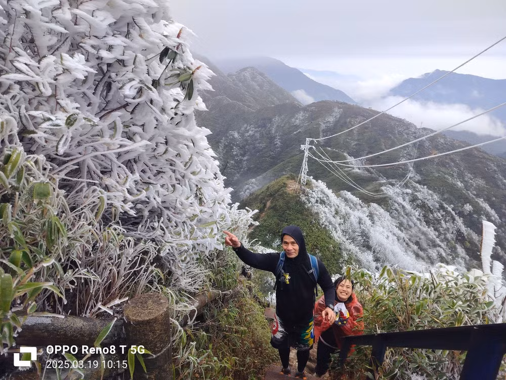 sang nay lanh duoi 4 do c cac dinh nui sa pa bang tuyet phu trang hinh 2