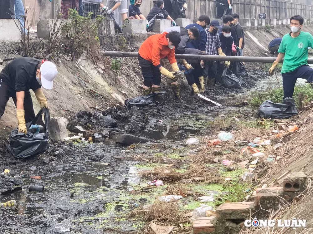 tinh nguyen vien thu don rac thai tren nhung con song ban gop phan giam o nhiem moi truong o ha noi hinh 6