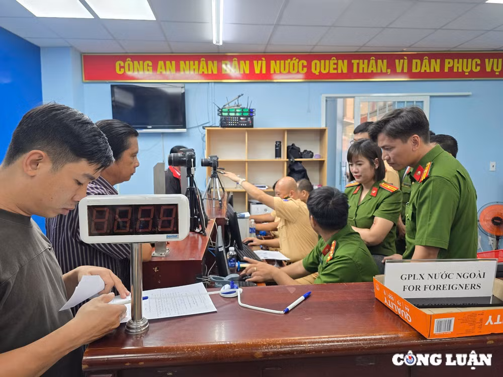cong an phuong xa o tp hcm bat dau cap doi giay phep lai xe hinh 4