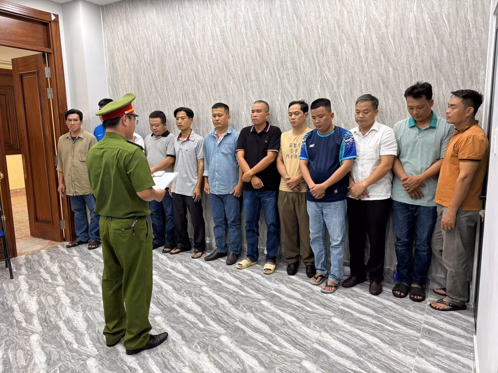 12 bao ve chung chi tien cho xe tai ra vao khu cong nghe cao trong gio cam hinh 1