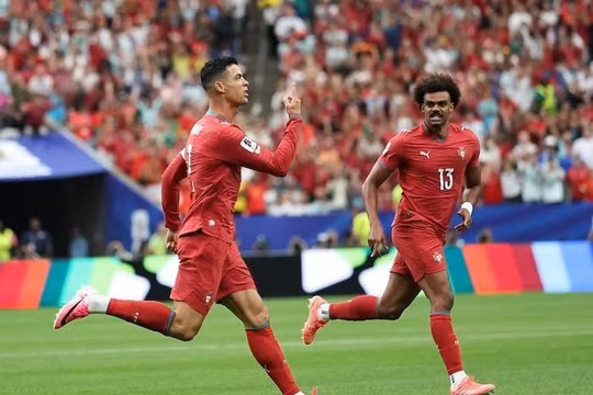 Ronaldo và Bồ Đào Nha tìm lại nụ cười, 'Tam sư' bất ngờ bị cầm chân