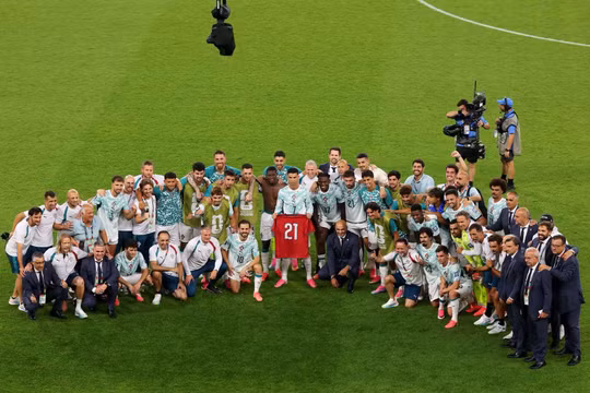 Nhật ký World Cup 3/7: Tây Ban Nha hẹn gặp Bồ Đào Nha ở vòng 1/8, chờ Argentina vượt qua hiện tượng Cape Verde