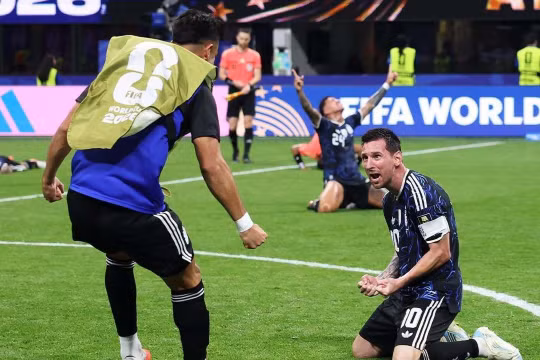 Argentina ngược dòng nghẹt thở hạ Anh, lần thứ hai liên tiếp vào chung kết World Cup 2026