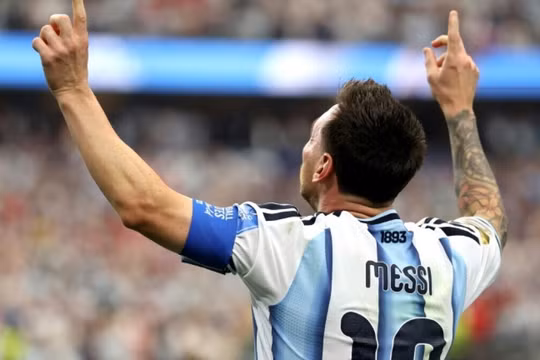 Messi xô đổ siêu kỷ lục World Cup, Argentina giành vé vào vòng 1/16