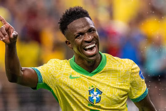 Vinicius lập cú đúp, Brazil dễ dàng đánh bại Scotland để giành ngôi đầu bảng