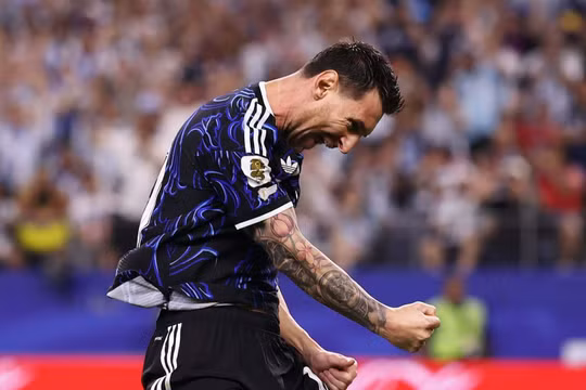 Messi vào sân ghi siêu phẩm, Argentina toàn thắng vòng bảng