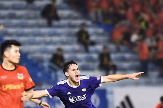 Hà Nội FC ngược dòng hạ Ninh Bình nhờ siêu phẩm phút bù giờ
