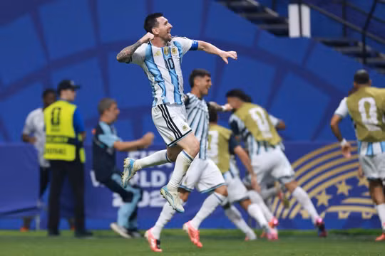 Chấm điểm các cầu thủ Argentina: Messi vẫn là ‘đấng cứu thế’ của Albiceleste
