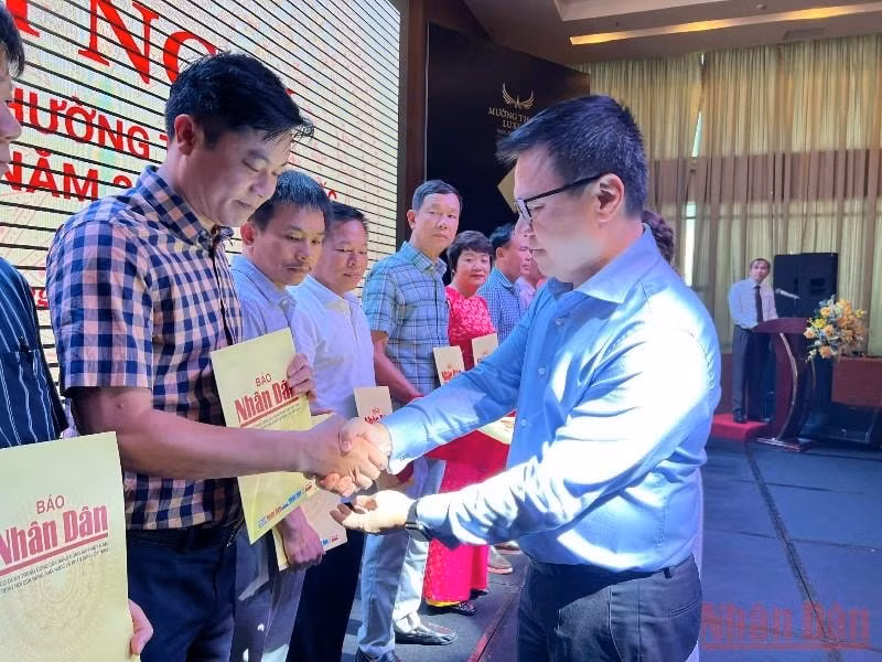 Đồng chí Lê Quốc Minh trao quyết định thành lập Văn phòng đại diện Báo Nhân Dân và cử Trưởng Văn phòng đại diện tại các địa phương. Ảnh: Thành Đạt