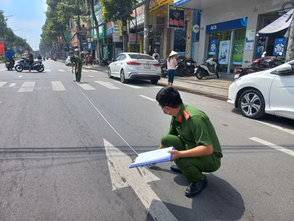 Công an khám nghiệm hiện trường nơi nạn nhân được cho là bị bắn vào rạng sáng 27/6.