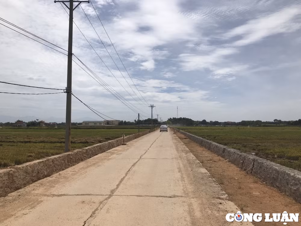 Mặt đường được đào sâu xuống cả mét nhưng không hề có biện pháp bảo đảm an toàn cho người và phương tiện lưu thông.