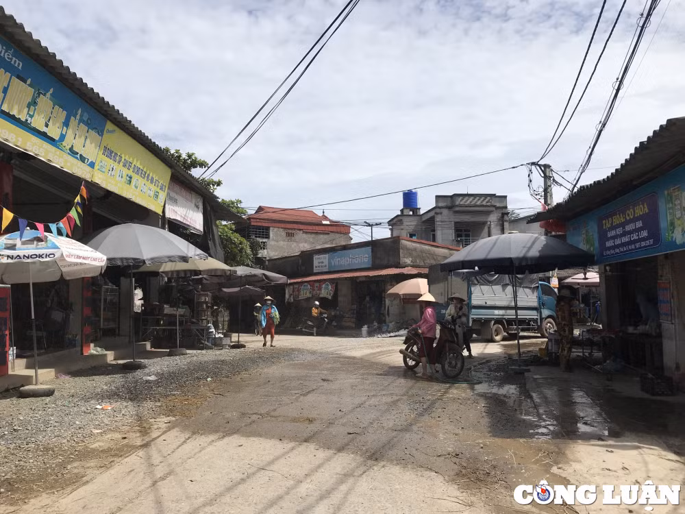 Người dân tưới nước để giảm bụi.