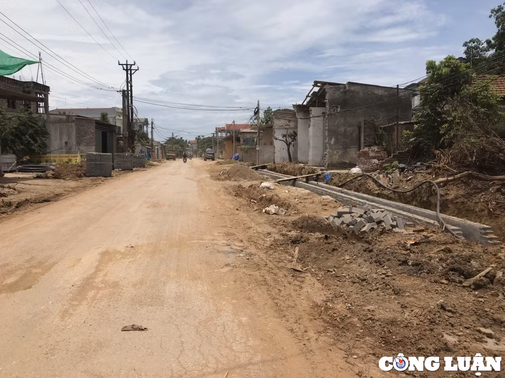 Nhiều dự án giao thông tiền tỷ trên địa bàn huyện Ba Vì (TP.Hà Nội) đang thi công không bảo đảm an toàn.