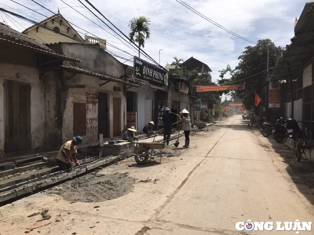 Công nhân thi công không được trang bị đầy đủ đồ bảo hộ.