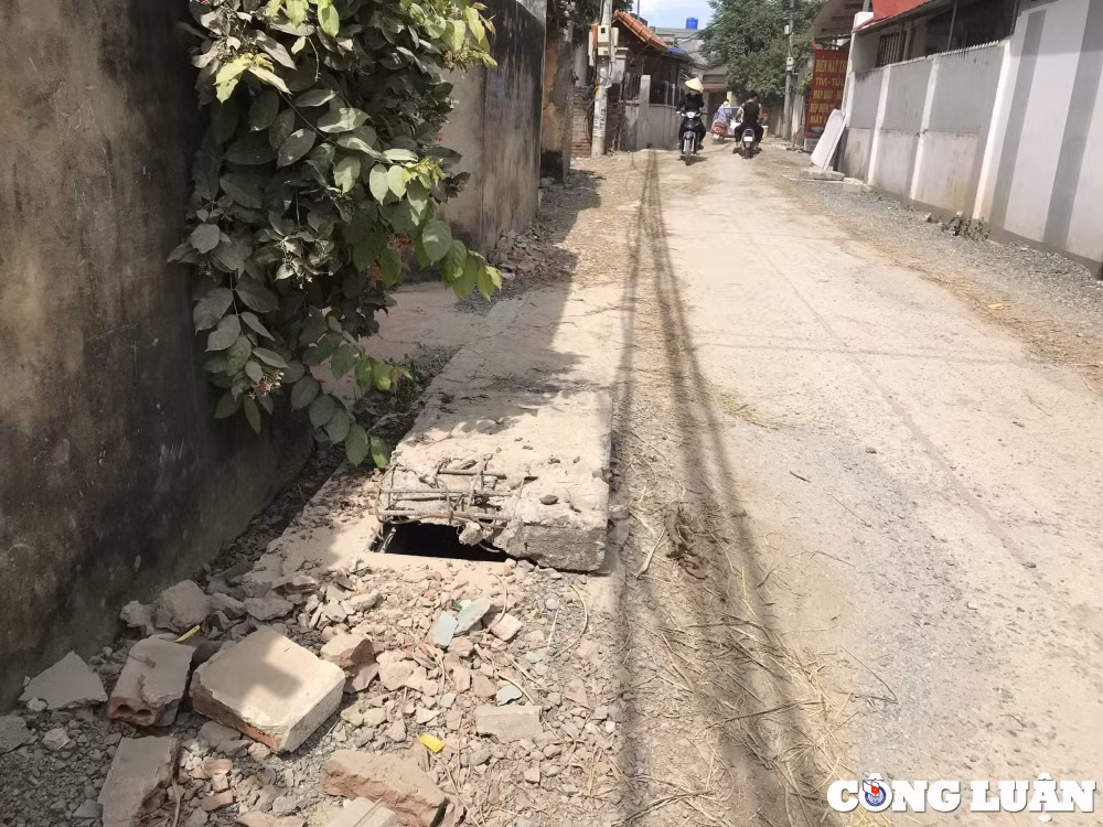 Nhiều khu vực cống đã vỡ để lộ cả phần sắt ra ngoài.