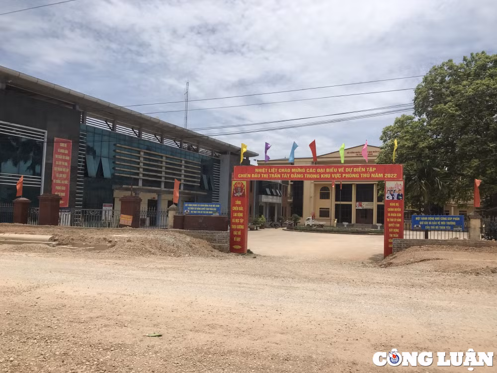 Khu vực tuyến đường qua trụ sở UBND Thị trấn Tây Đằng bụi bay mịt mù những ngày nắng nóng.