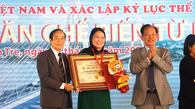 Bà Nguyễn Thị Bé Mười, Phó Chủ tịch UBND tỉnh Bến Tre nhận bằng xác lập Kỷ lục Việt Nam cho 222 món ăn chế biến từ dừa
