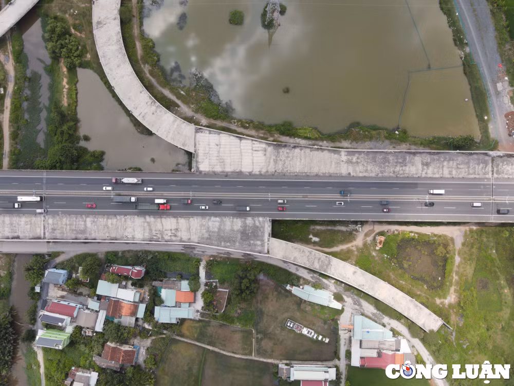 Trong đó, nhánh bên dưới là điểm cuối của Vành đai 3, nhánh bên trên hướng bắt đầu cao tốc Bến Lức-Long Thành (Đồng Nai).