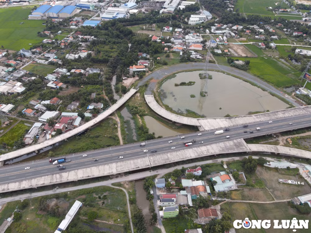 Cơ sở hạ tầng, công trình thi công chuyển màu vì tác động của thời gian. 