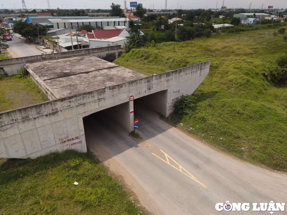 Cao tốc Bến Lức - Long Thành dài 58km có một đoạn dài 38km sẽ nối vào đường vành đai 3 TP. HCM, tạo thành một vòng tròn khép kín sẽ tạo động lực phát triển cả vùng kinh tế trọng điểm phía Nam.