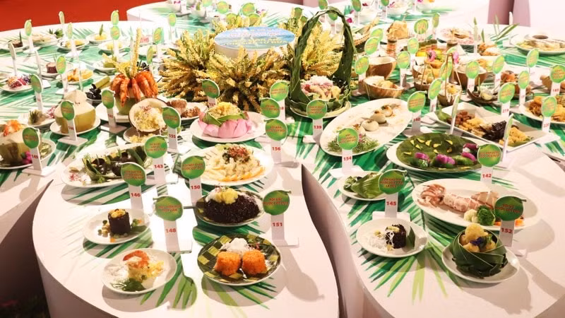 Công diễn món ăn được nấu từ nguyên liệu dừa tại sự kiện