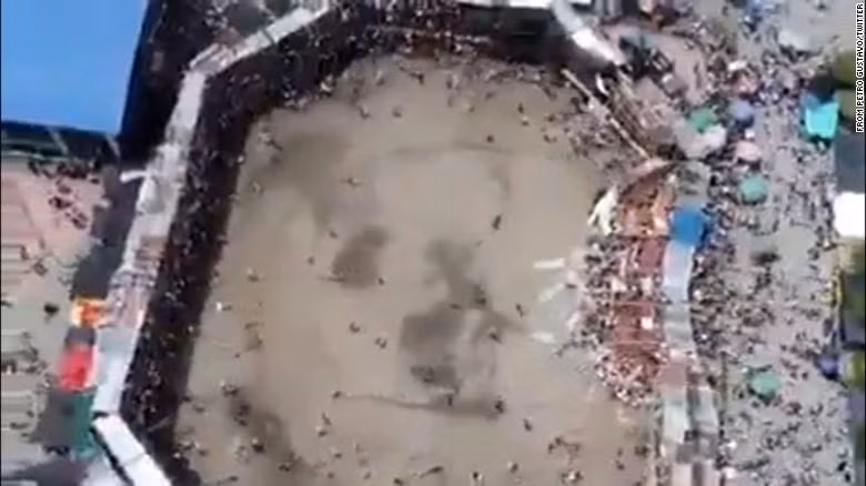 Hình ảnh này được trích từ video cho thấy khán đài đã sụp đổ ở El Espinal. Ảnh: CNN
