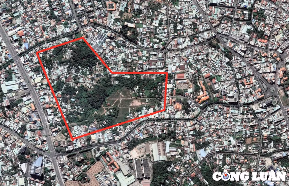 Khu đất dự án rộng khoảng 24ha, có vị trí đắc địa khi nằm trọn trong 4 trục đường chính là đại lộ Bình Dương - Yersin - Thích Quảng Đức - Dương Võ Thanh Long của TP.Thủ Dầu Một, xung quanh đô thị sầm uất, đầy đủ tiện ích.
