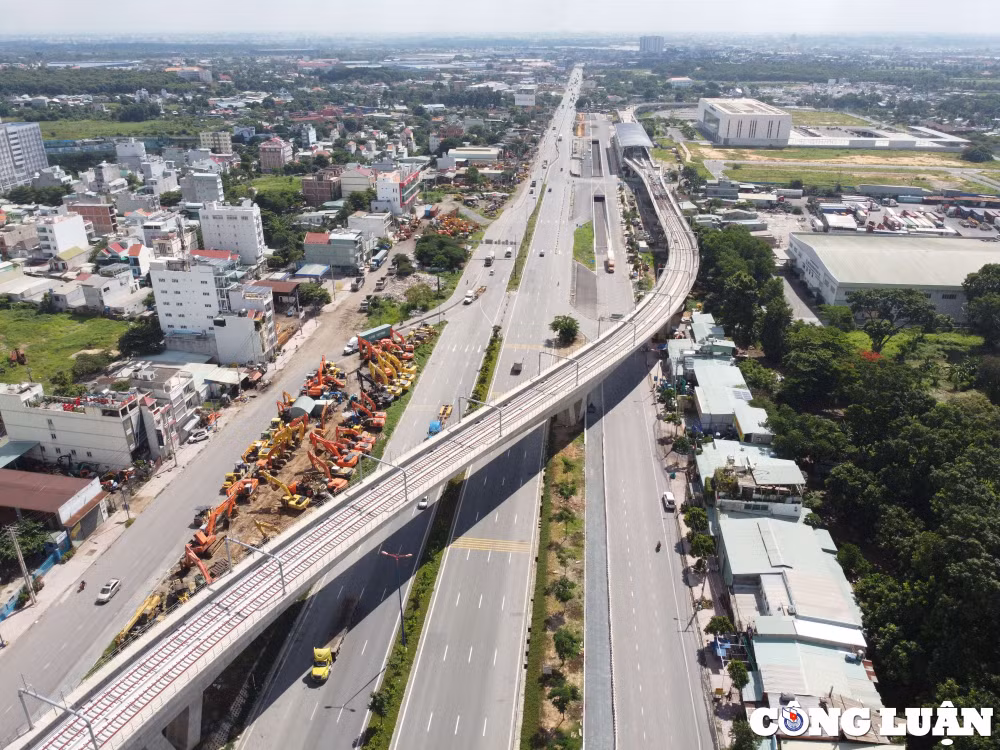 Bên cạnh đó, người dân nếu muốn đi từ cổng trước bến xe này về phía trung tâm TP. HCM buộc phải chạy tới dạ cầu Đồng Nai cách đó hơn 2 km để quay đầu hoặc phải vòng ra phía sau bến rồi đi đường Hoàng Hữu Nam dài hơn 1 km.