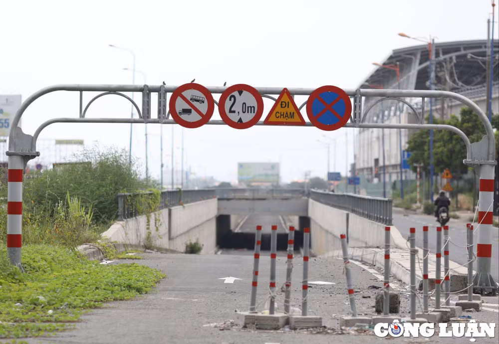 Các công trình phụ trợ, kết nối như cầu vượt, hầm chui và metro vẫn chưa hoàn thành. Đây cũng là một trong những nguyên nhân khiến bến xe này vắng khách.