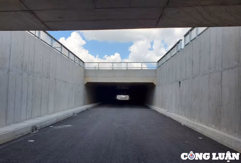 Dự án hầm chui BXMĐ mới trên xa lộ Hà Nội đã cơ bản hoàn thành, nhưng các phương tiện vẫn chưa được phép lưu thông qua đây.