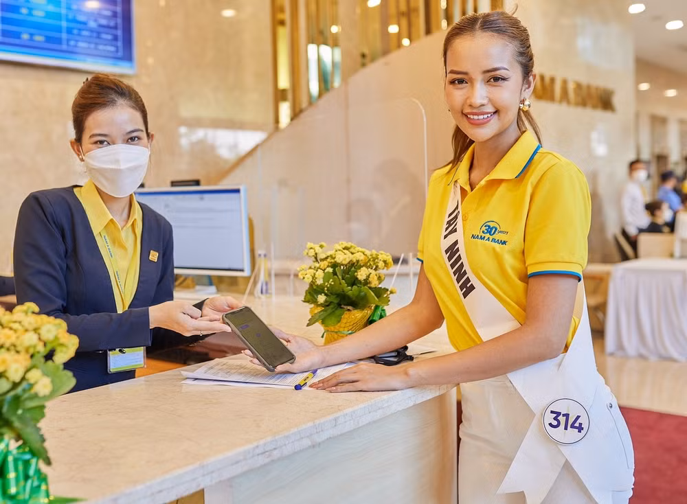 Trước đó, cùng với các người đẹp, Tân HHHV Việt Nam 2022 đã trải nghiệm Không gian giao dịch tại Nam A Bank.