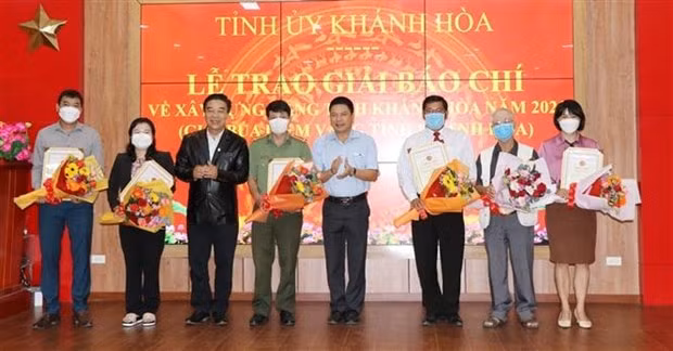 Tỉnh ủy Khánh Hòa tổ chức tổng kết và trao thưởng Giải báo chí về xây dựng Đảng tỉnh Khánh Hòa năm 2021, ngày 14/1/2022. Ảnh: Tiên Minh