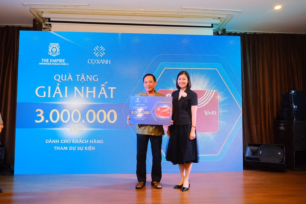 Khách hàng tham dự trúng giải thưởng của chương trình.
