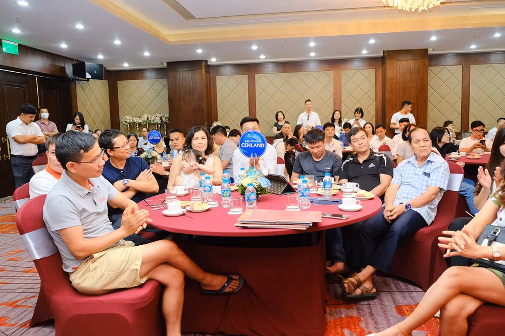 Nhiều khách hàng tham gia sự kiện mở bán Sao Biển và giới thiệu phân khu Cọ Xanh.