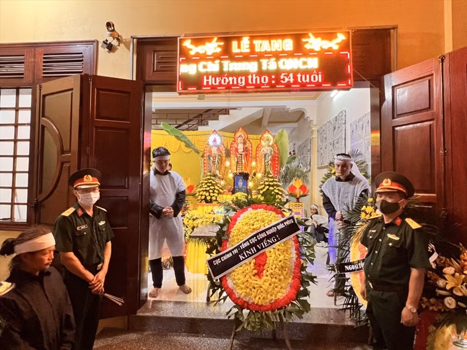 Lễ viếng đồng chí Trung tá Bùi Văn Nhiên được tổ chức trọng thể tại nhà riêng. Ảnh: Lao Động