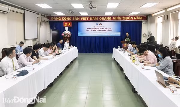 Các đại biểu tham dự hội thảo khoa học Phát triển nội dung báo chí cho các nền tảng mạng xã hội. Ảnh: Báo Đồng Nai