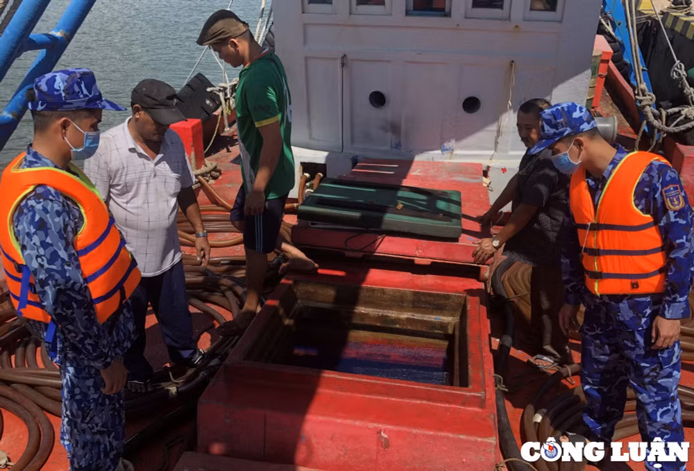 Cảnh sát biển kiểm tra số dầu không rõ nguồn gốc chở trrong khoang tàu. Ảnh: Đức Định.