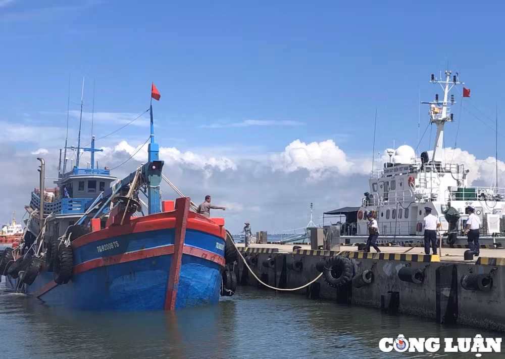 Tàu TG92008 được đua vrề cảng Hải đội 301 để tiếp tục điều tra xử lý. Ảnh: Đức Định.