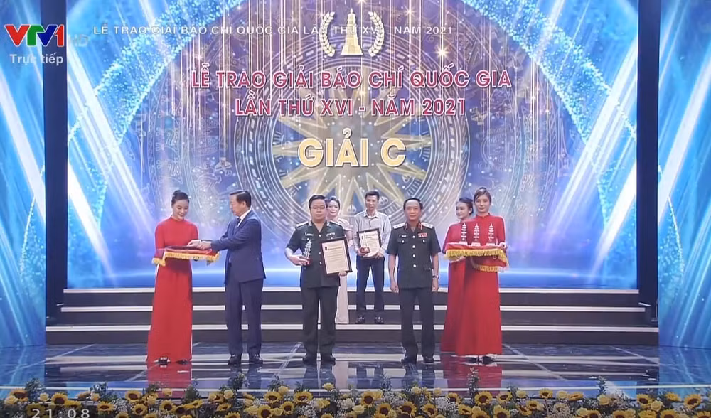 Nhà báo Trần Hoàng Hoàng, phóng viên Báo Quân đội nhân dân đoạt giải C - Giải Báo chí Quốc gia lần thứ XVI - năm 2021.