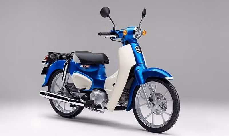 Honda Super Cub 110 2022 cải tiến về ngoại hình và nâng cấp thêm độ an toàn.