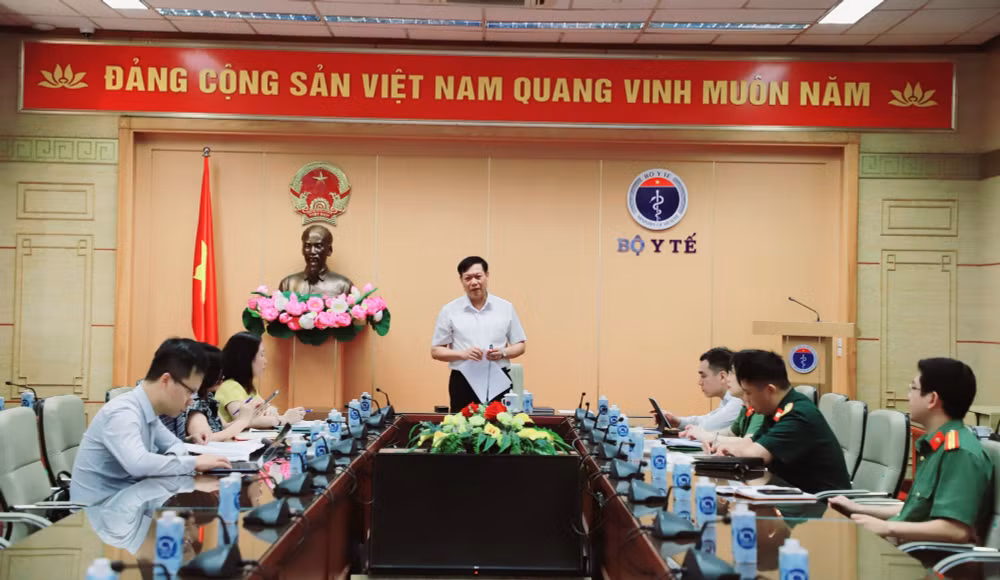 Thứ trưởng Đỗ Xuân Tuyên điều hành hội nghị.