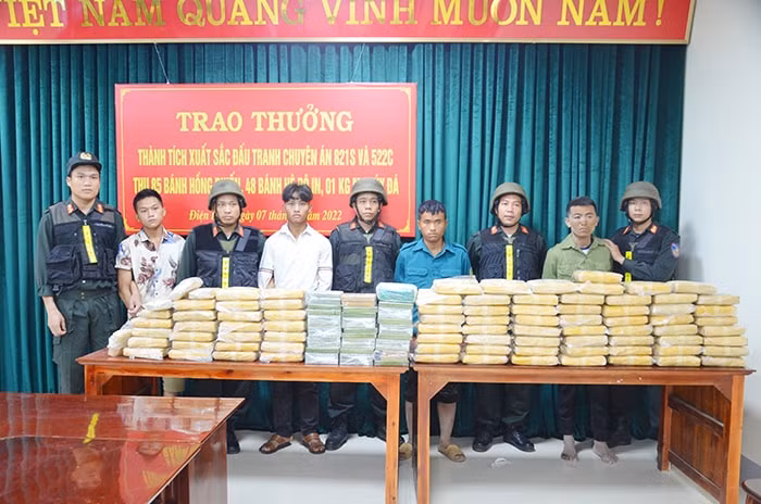 Các đối tượng bị bắt giữ cùng tang vật vụ án.