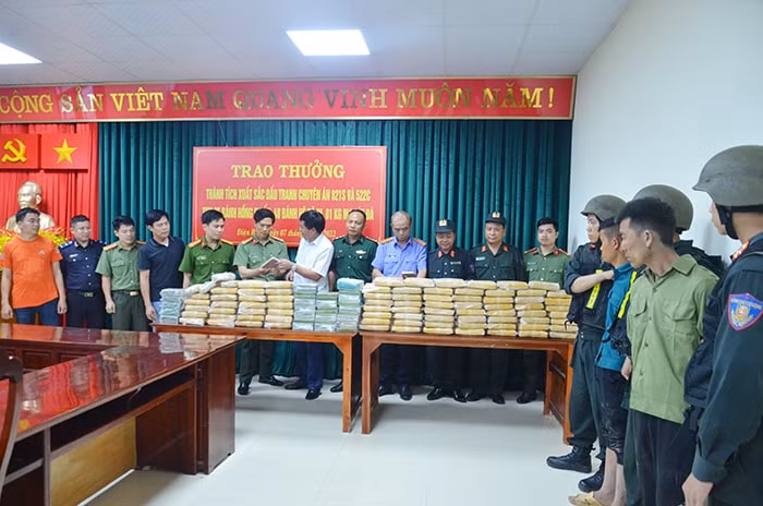 Lực lượng chức năng kiểm tra tang vật thu giữ.