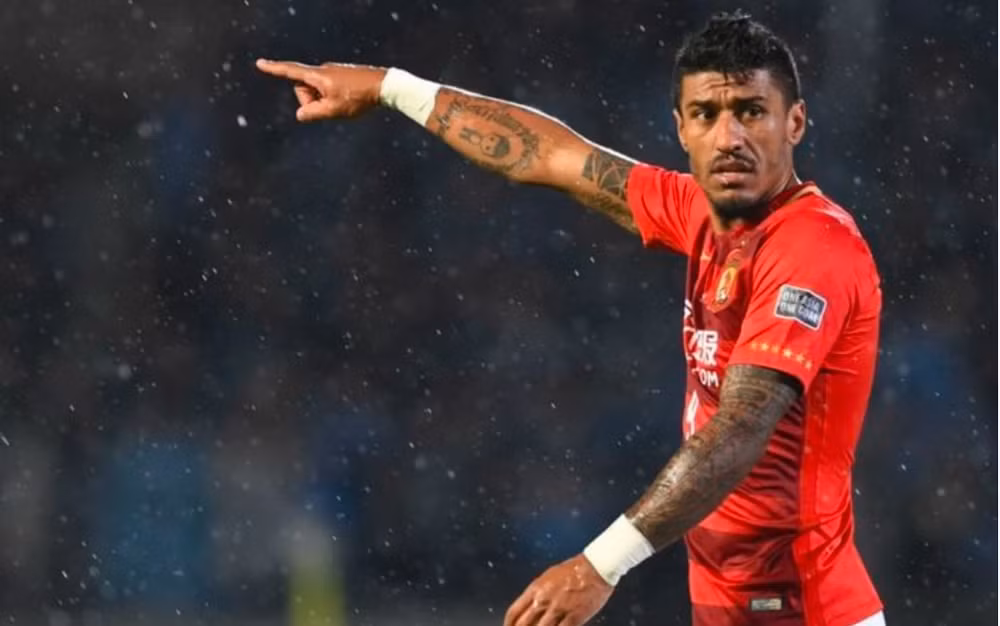 3. Paulinho: Cầu thủ bóng đá người Brasil, Paulinho từng thất bại ở Tottenham, anh kiếm được khoảng 230.000 bảng/tuần trong hai lần khoác áo Guangzhou Evergrande. Cựu ngôi sao Barca được cho là chơi thứ bóng đá tốt nhất trong sự nghiệp ở Trung Quốc, khi ghi được 75 bàn và có 25 pha kiến tạo sau 176 lần ra sân. Ảnh: bolasport